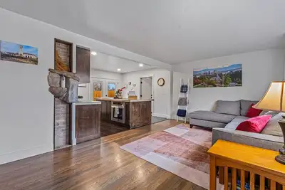 Image de The Rock: Unique Hand-Carved Charm close to airport, downtown and Bsu