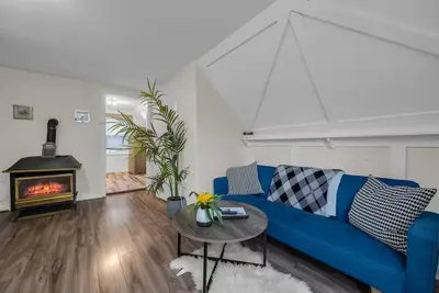Image de Cozy 2br Loft w/Parking – Mid-Term Rental By Falls