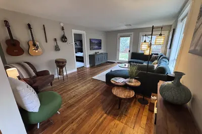 Image de Westside Vibes - walkable w/ salt water hot tub too!