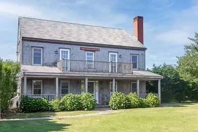 Image de Fabulous 4-bedroom house with large pool in Surfside. Nantucket