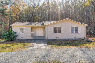 Image de 2 Mi to Lake Gaston: Wooded Family Home w/ Deck