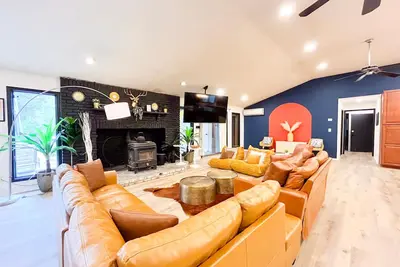 Image de 3 Acre 4500sqft 6br Luxe Pond Villa with Private Pond, Hot Tub, Sauna, Theater