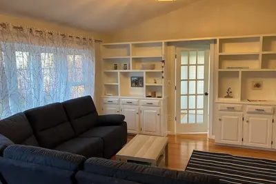 Image de Newly-updated, comfy 3br house minutes from Humarock Beach