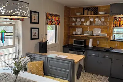 Image de Colorful Cottage in the Heart of Downtown Denton