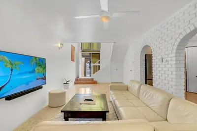 Image de Spacious and Central - 3 bedroom, 2 bathroom Townhouse with Swimming Pool and Carpark