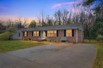 Image de She`s a Brick. House. Walkable Matthews Nc. Pet Friendly!