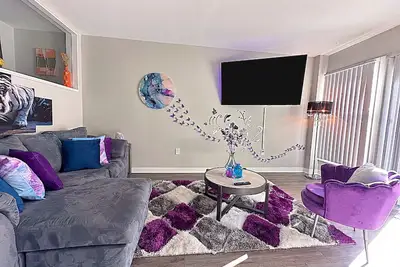 Image de Cozy 2bedroom  2 bathroom penthouse w/balcony located in the heart of Indy