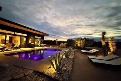 Image de Desert Retreat: Pickleball, Pool, Hot Tub, Sauna, Game Room, Firepit, Stargazing