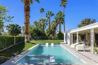 Image de The Pearsall: Mid-Century, Pool, Backyard, Pets Ok