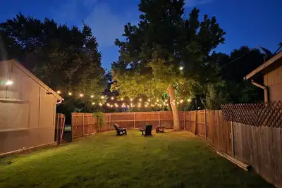 Image de 3-Min Drive to At&T • Spacious Family Stay