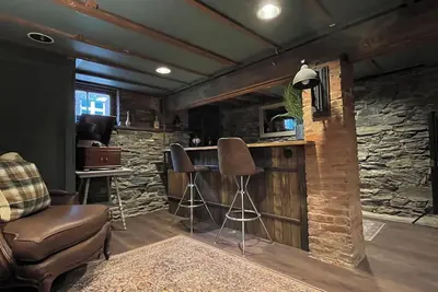 Image de 4-bedroom Row Home with Speakeasy Style Bar In the Heart of DowntownFrederick