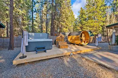 Image de Nostalgic Nook — Offering a gym, sauna, hot tub, cold plunge, and firepit