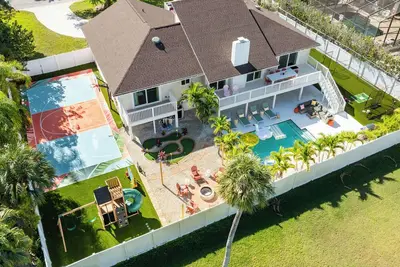 Image de Bayside Family Img Retreat 4br 4Bath Pool - Pickleball - Batting cage - Gameroom