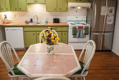 Image de Private Whitehorn Basement Suite-2br Family Suite, Sleeps 6, Airport Nearby