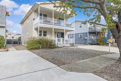 Image de Cozy 2 bedroom condo just steps to the beach!