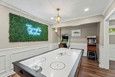 Image de Endless Family Entertainment - Pool, Firepit, 2 King Bedrooms, and Game Room!