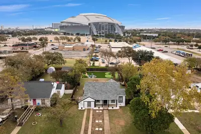 Image de Stadium View Retreat-3 bed. 2 bath home less than 5 minute walk to At&T Stadium.