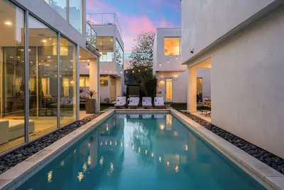Image de Sleeps 32, Private Compound w/ Putting Green | Bouldin Collective by AvantStay