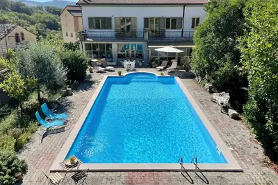 Image de Luxueuse villa de montagne avec piscine dans les Pouilles, un paysage féerique