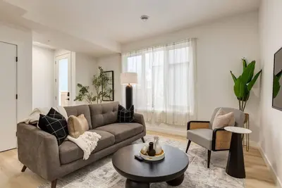 Image de \"Pewter\" 3Bdrm-Close to C-train & Downtown!