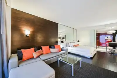 Image de Svs: Mountain View Studio | Open Balcony | Pool | Palms Place