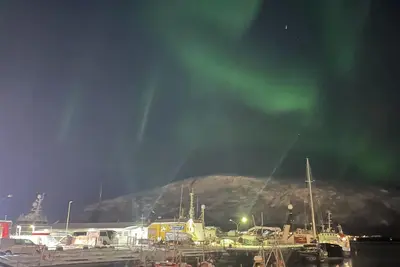 Image de Norwegian winter adventure, northern lights, skiing, views, sea and mountains.