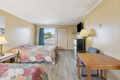 Image de Relax + Recharge w/ Affordable Room w/ Free Parking & Close to Dining Options