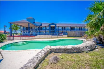 Image de 3 Budget-Friendly Rooms with Free Parking & Seasonal Pool Near Gulf Coast