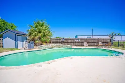 Image de Outdoor Adventure Getaway Near Lighthouse Beach & Historical Hotspots | 4 Rooms