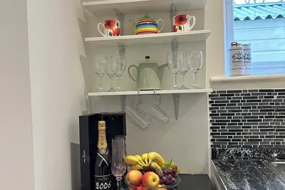 Image de Bright Modern Entire Open-Plan Home –with off street Parking Included