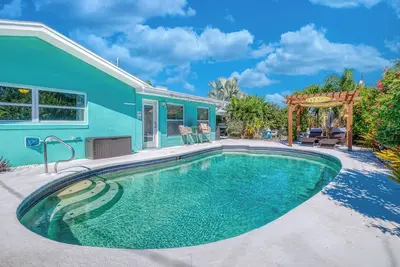 Image de Three Bedroom/Two Bath Heated Pool Home