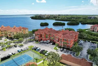 Image de Luxurious 3-Bedroom Condo with Stunning Water Views of Old Tampa Bay.