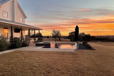 Image de 4-bedroom farmhouse on 15 acres in Brenham with fishing pond and pool