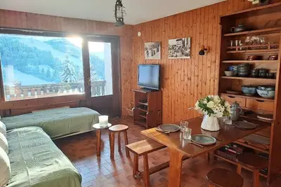 Image de Studio avec balcon près des remontées mécaniques.