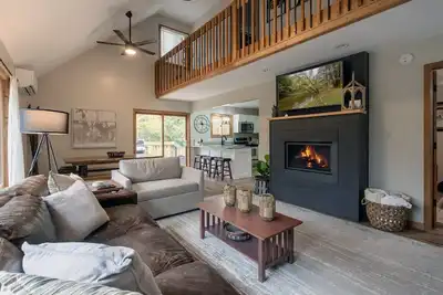 Image de Remodeled Betsie River Bungalow 3bd+2ba+Loft by Crystal Mtn, 10 acres on River!