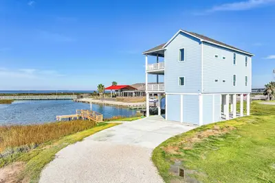 Image de Blissful Blue Oasis- Waterfront Retreat in Treasure Island- Top Level - New Home