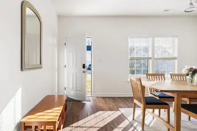 Image de Superb 4-bedroom house with Ac in vibrant Raleigh