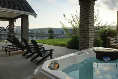 Image de Lakeside Home: Sleeps 23/HotTub/Game Room/Theatre/Espresso/Private Lake