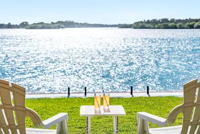 Image de Dolphin View - Elegant Waterfront Haven