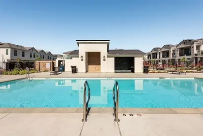 Image de Clovis Retreat - Modern 2br Near Parks, Pool
