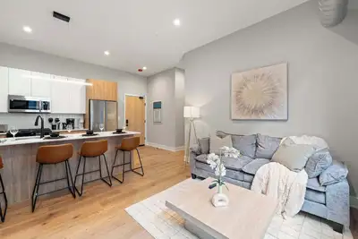 Image de Cozy 2bd 2ba Apt! Steps to Lake with Gym & Parking