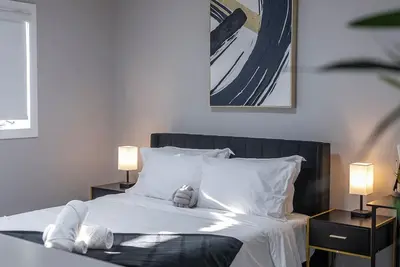 Image de Cozy 2-Level Loft | Prime Downtown | Walk to Whyte+UofA Hospital | Free Parking!