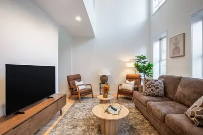 Federal Hill Baltimore Charm is 10 mins from the Ravens stadium!