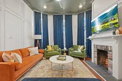 Image de Historic Downtown 4br Home with 3-Car Parking/Pets