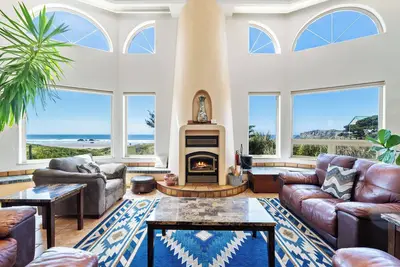 Image de Beachfront, ocean view hot tub, direct beach access, sleeps 12, dog friendly