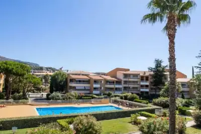 Image de Bienvenue dans notre appartement T2 au Lavandou climatisation, piscine, parking.