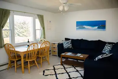 Image de 2-Bedroom Vineyard Haven condo with pool close to ferry, shops & restaurants