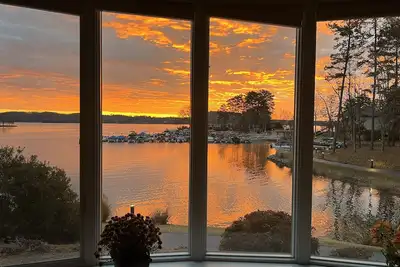 Image de Luxury Lakefront Condo with Stunning Views and Resort Amenities. New Listing