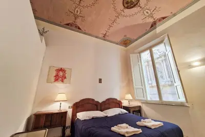 Image de Siena: Downtown Apartment with Frescoes