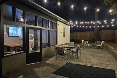 Image de Fabulous 3-bedrm In town / Masters 1 mile Bungalow with Ev charger!